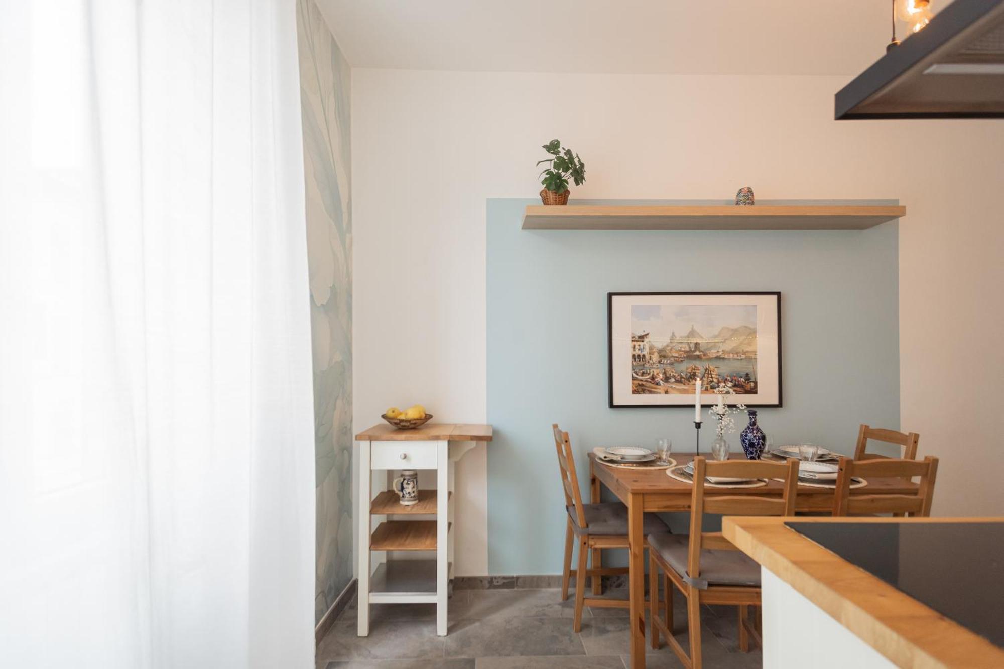 Old Court Hideaway By Rent All Como Bagian luar foto