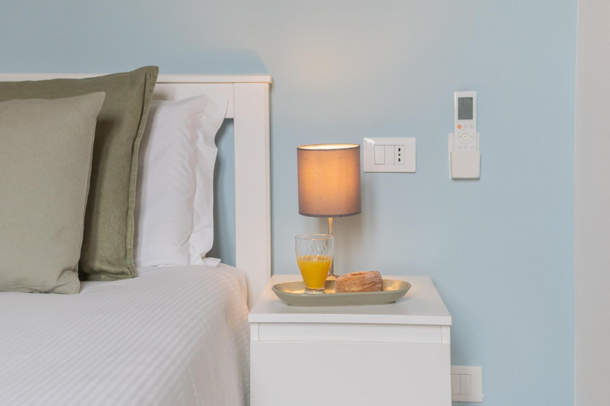 Old Court Hideaway By Rent All Como Bagian luar foto